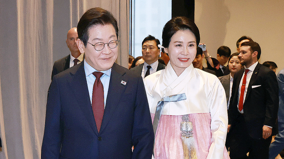 李在明（イ・ジェミョン）大統領と金恵景（キム・ヘギョン）夫人が２４日（現地時間）、米ワシントンのホテルで開かれた同胞晩餐懇談会に出席した。　［聯合ニュース］