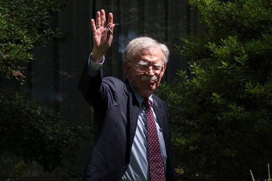 機密流出の容疑を受けているジョン・ボルトン前ホワイトハウス国家安全保障補佐官が、２２日米メリーランド州の自宅に対する連邦捜査局（ＦＢＩ）の家宅捜索が終わった後、帰宅しながら手を振っている。［写真　ＡＰ＝聯合ニュース］