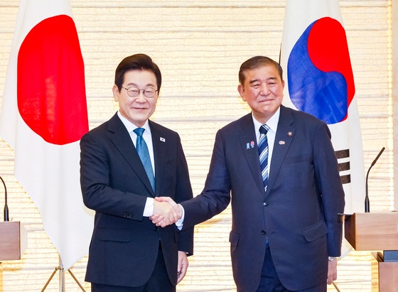 李在明（イ・ジェミョン）大統領が２３日、東京永田町の首相官邸で石破茂首相と韓日共同文書発表後に握手している。　［写真　大統領室写真記者団］