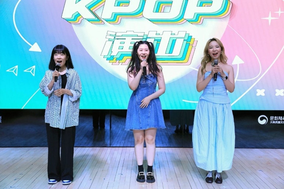 ２０２５年７月５日、駐中韓国文化院が主催した２０２５「Ｋ－ＰＯＰアカデミー」発表会で多くの中国の若者がステージに上がり心を込めて準備したダンスと歌を披露し、Ｋ－ＰＯＰに対する深い愛情を見せた。［写真　駐中韓国文化院］