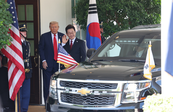 韓国の李在明（イ・ジェミョン）大統領が米国のトランプ大統領との韓米首脳会談のため、２５日（現地時間）、ワシントンＤ．Ｃ．ホワイトハウスに到着し、取材陣に向かって挨拶している。キム・ヒョンドン記者