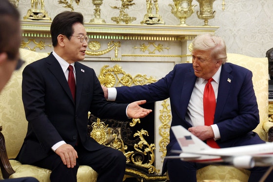 韓国の李在明大統領が２５日（現地時間）、米ワシントンＤＣのホワイトハウスオーバルオフィスでドナルド・トランプ米大統領と韓米首脳会談を行っている。［写真　韓国大統領室写真記者団］