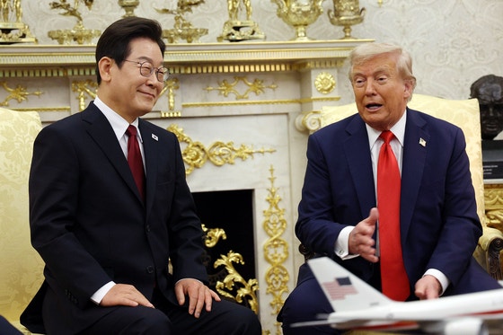 韓国の李在明（イ・ジェミョン）大統領が２５日（現地時間）、米国ワシントンＤ．Ｃ．にあるホワイトハウスのオーバルオフィスで米国のドナルド・トランプ大統領と韓米首脳会談を行っている。［写真　大統領室写真記者団］