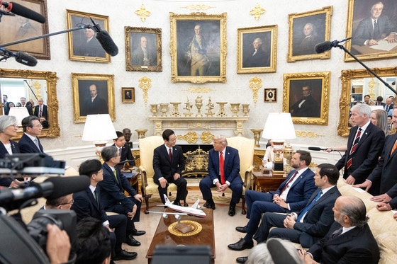 李在明大統領は２５日（現地時間）、米ホワイトハウスでトランプ米大統領と韓米首脳会談を行った。　［大統領室写真記者団］