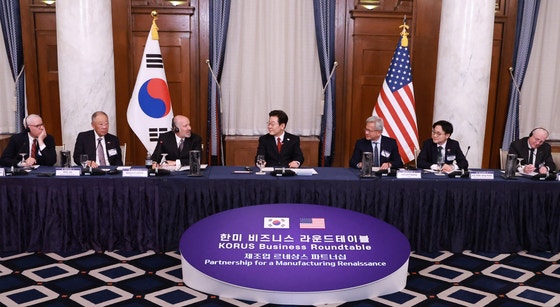 李在明大統領が２５日に米ワシントン市内のホテルで開かれた韓米ビジネスラウンドテーブルでラトニック米商務長官の発言を聞いている。［写真　聯合ニュース］
