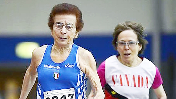 ２０１４年３月３０日、ハンガリー・ブダペストで開かれた「世界マスターズ室内陸上選手権」の８０歳以上女性４００メートル部門で、イタリアのエンマ・マリア・マツェンガさん（左）とカナダのアリス・コールさん（右）が競り合っている。［写真　ＥＰＡ＝聯合ニュース］