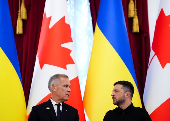 カナダのマーク・カーニー首相とウクライナのウォロディミル・ゼレンスキー大統領が２４日（現地時間）、ウクライナ・キーウのマリア宮殿で署名式に出席した。［写真　ＡＰ＝聯合ニュース］
