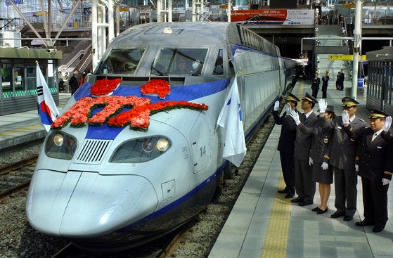 ２００４年４月、世界で５番目の高速鉄道が開通した。写真はＫＴＸの車両。