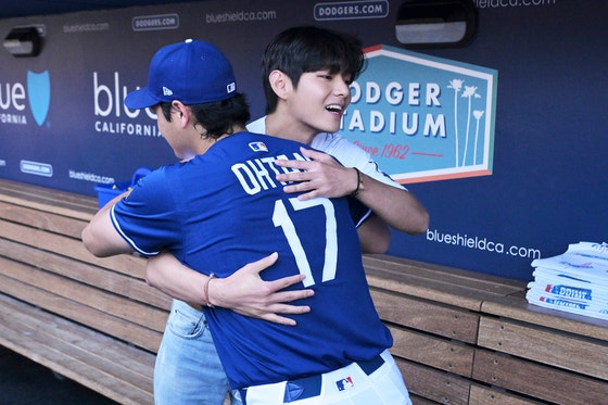 グループＢＴＳ（防弾少年団）のＶ（ブイ）が２５日（現地時間）、米国プロ野球メジャーリーグ（ＭＬＢ）のロサンゼルス（ＬＡ）ドジャースのホーム試合で始球式を行う前に、ドジャース所属のスター選手・大谷翔平と会ってハグを交わしている。［写真　ＡＰ＝聯合ニュース］
