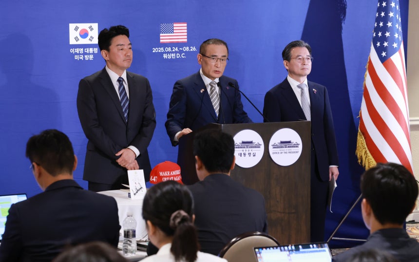姜勲植（カン・フンシク）大統領秘書室長、魏聖洛（ウィ・ソンラク）国家安保室長、金容範（キム・ヨンボム）政策室長が２５日（現地時間）、米ワシントンの韓国プレスセンターが設置されたホテルで、李在明（イ・ジェミョン）大統領とトランプ大統領の韓米首脳会談に関するブリーフィングをしている。［聯合ニュース］