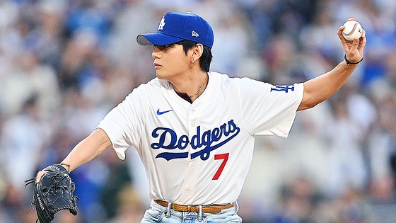 ＬＡドジャースのホーム試合で始球をしているＢＴＳのＶ［写真　ＡＰ＝聯合ニュース］