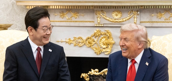 李在明大統領が２５日、ホワイトハウスでトランプ米大統領と会談しながら笑っている。［写真　大統領室写真記者団］