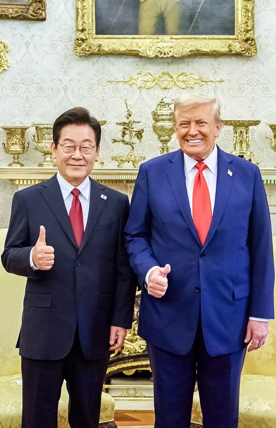 韓国の李在明（イ・ジェミョン）大統領と米国のドナルド・トランプ大統領が２５日（現地時間）、ワシントンＤ．Ｃ．のホワイトハウス・オーバルオフィスで韓米首脳会談を終え、明るい表情で記念撮影をしている。キム・ヒョンドン記者