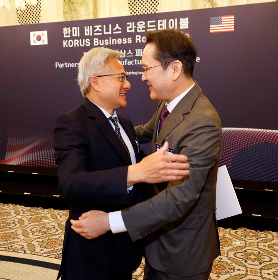  ２５日にワシントンＤＣで開かれた韓米ビジネスラウンドテーブルにエヌビディアのジェンスン・フアンＣＥＯ（左）とサムスン電子の李在鎔会長が参加した。キム・ヒョンドン記者