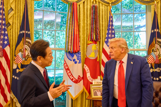 李在明（イ・ジェミョン）大統領が25日（現地時間）、米ワシントンD.C.のホワイトハウス・オーバルオフィスで開かれた韓米首脳会談後、ドナルド・トランプ米大統領と会談している。大統領室写真記者団