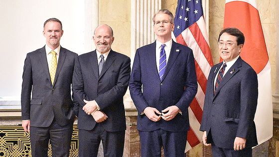５月、米国でベッセント財務長官、ラトニック商務長官、グリア通商代表部（ＵＳＴＲ）代表と写真を撮影をする赤沢亮正経済再生担当相（右）　［ＡＦＰ＝聯合ニュース］
