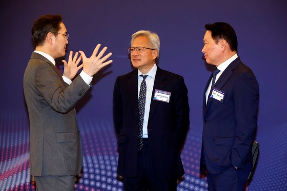  左からサムスン電子の李在鎔会長、エヌビディアのジェンスン・フアンＣＥＯ、ＳＫの崔泰源会長がビジネスラウンドテーブルで対話している。［写真　大統領室写真記者団］