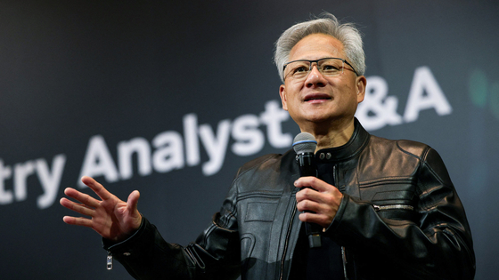 エヌビディアのジェンスン・フアンＣＥＯが５月２１日、台北のホテルで開かれたグローバルメディアＱ＆Ａで取材陣の質問に答えている。［写真　聯合ニュース］