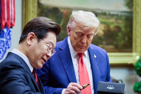 ２５日（現地時間）、米ワシントンＤ．Ｃ．にあるホワイトハウスを訪問した韓国の李在明（イ・ジェミョン）大統領が、米国のドナルド・トランプ大統領に芳名録記入の際に使用した万年筆を贈っている。キム・ヒョンドン記者