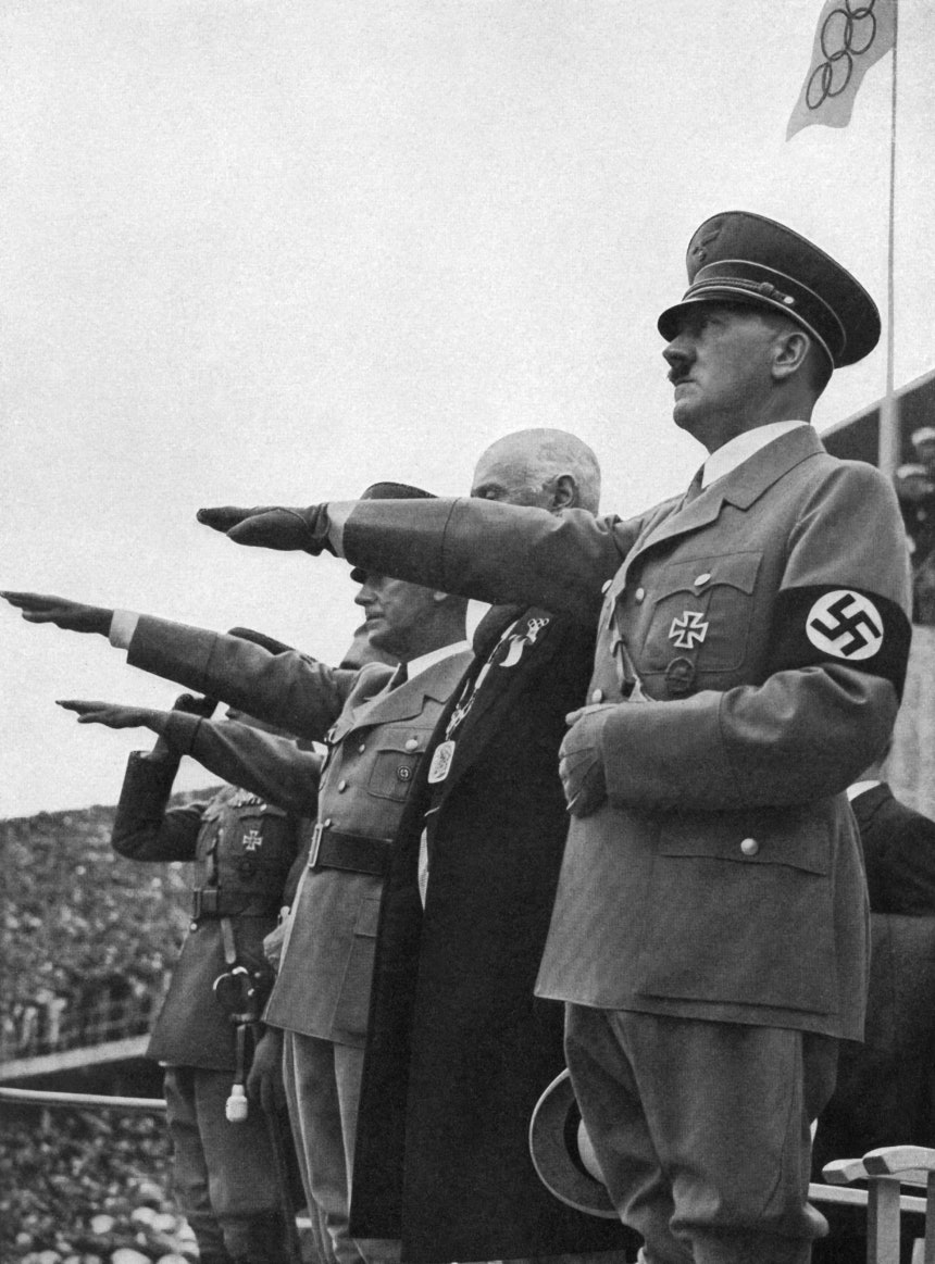 ナチス式敬礼をしているアドルフ・ヒトラー。［写真　ＡＦＰ＝聯合ニュース］