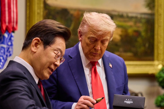 ２５日（現地時間）、米ワシントンＤ．Ｃ．にあるホワイトハウスを訪問した韓国の李在明（イ・ジェミョン）大統領が、米国のドナルド・トランプ大統領に芳名録記入の際に使用した万年筆を贈っている。キム・ヒョンドン記者