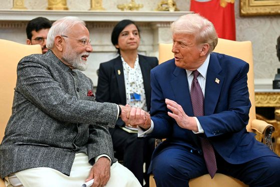 ２月１３日（現地時間）、米ホワイトハウスで会談したインドのモディ首相とトランプ大統領　［ＡＦＰ＝聯合ニュース］