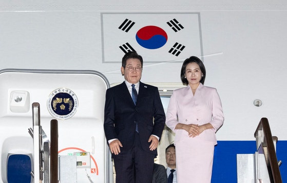 「３泊６日」の日本・米国歴訪日程を終えた韓国の李在明（イ・ジェミョン）大統領と金恵景（キム・ヘギョン）夫人が２８日未明、京畿道城南（キョンギド・ソンナム）のソウル空港を通じて帰国して挨拶をしている。キム・ヒョンドン記者