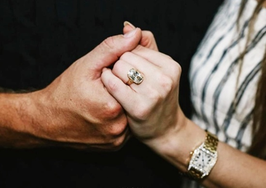   テイラー・スウィフトの婚約発表で公開された指輪。［スイフトのインスタグラム　キャプチャー］