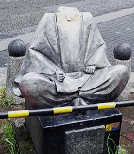   豊臣秀吉像が最近損傷した姿。［Ｘ　キャプチャー］