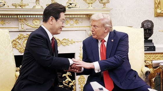 ２５日（現地時間）、米ホワイトハウスでトランプ米大統領と握手する李在明（イ・ジェミョン）大統領（左）　［大統領室写真記者団］