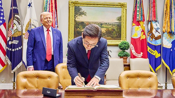 李在明大統領が２５日（現地時間）、米ホワイトハウスで芳名録の記入している。トランプ大統領がペンに関心を見せると、李大統領はその場でこのペンをプレゼントした。　［大統領室写真記者団］