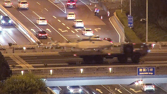 １６日午後５時３０分（現地時間）から１７日午前３時３０分まで中国北京の都心で行われた９・３勝利８０周年記念軍事パレード２次演習のため最新型各種無人ドローンが天安門方向に運ばれている。　シン・ギョンジン特派員