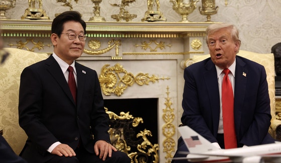 ２５日（現地時間）、米ホワイトハウスで韓米首脳会談をした李在明（イ・ジェミョン）大統領とトランプ大統領　［大統領室写真記者団］