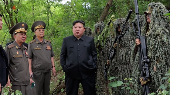 北朝鮮の金正恩国務委員長が２７日に朝鮮人民軍総参謀部直属の特殊作戦訓練基地を訪問し、狙撃兵区分隊の実弾射撃訓練を参観した。［写真　朝鮮中央テレビ＝聯合ニュース］