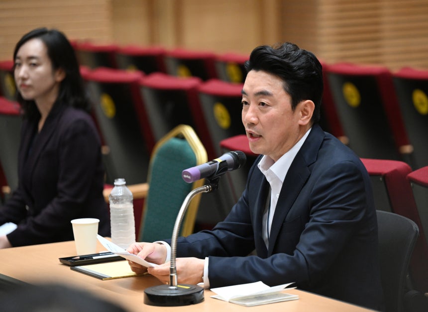 姜勲植秘書室長。［写真　大統領室写真記者団］