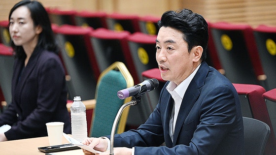 韓国の姜勲植（カン・フンシク）大統領秘書室長が１９日、ソウル竜山（ヨンサン）の大統領執務室庁舎で開かれた記者懇談会で発言している。［写真　大統領室写真記者団］