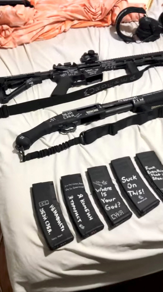 武器と小銃の弾倉にそれぞれ異なるメッセージや名前が書かれた様子。「あなたの神はどこにいるのか」などの文言が英語で書かれている。［写真　ロイター＝聯合ニュース］