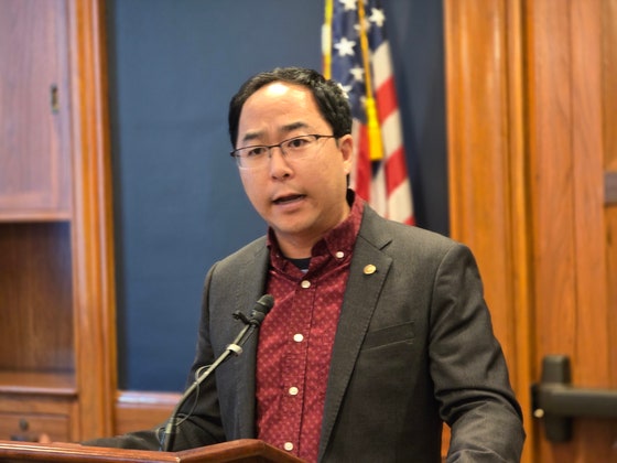 韓国系で初の米連邦議会上院議員のアンディ・キム氏（ニュージャージー州、民主）が２８日（現地時間）、米ワシントン議事堂の建物で開かれた記者懇談会で冒頭発言をしている。　［ニュース１］