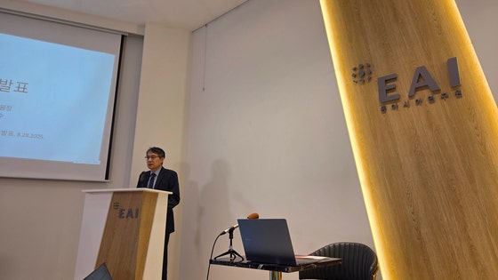 韓国の東アジア研究院（Ｅａｓｔ　Ａｓｉａ　Ｉｎｓｔｉｔｕｔｅ＝ＥＡＩ）は、日本のアジア・パシフィック・イニシアティブ（Ａｓｉａ－Ｐａｃｉｆｉｃ　Ｉｎｉｔｉａｔｉｖｅ＝ＡＰＩ）、米国の韓国経済研究所（Ｋｏｒｅａ　Ｅｃｏｎｏｍｉｃ　Ｉｎｓｔｉｔｕｔｅ　ｏｆ　Ａｍｅｒｉｃａ＝ＫＥＩ）と共同で「第１回韓米日国民相互認識調査および第１２回韓日国民相互認識調査」を実施した。２８日、調査結果を発表する記者会見で発言する東アジア研究院のソン・ヨル院長の様子。パク・ヒョンジュ記者