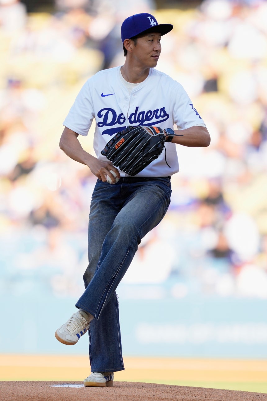 孫興慜（ソン・フンミン）がドジャースタジアムで生涯初めて野球の始球式を行った。　［ＡＰ＝聯合ニュース］