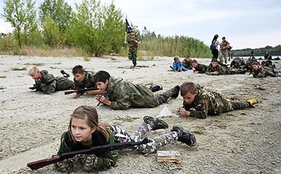 ロシア南部のドン川で軍事訓練を受けるロシアの子どもたち。［写真　ロイター＝聯合ニュース］