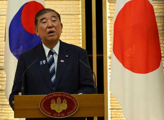 石破茂首相が２３日、東京の首相官邸で日韓首脳会談を行い、共同発表をしている。［写真　ＡＰ＝聯合ニュース］