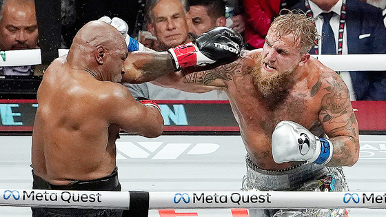 昨年タイソンと戦ったユーチューバーのジェイク・ポール（右）。３－０で判定勝ちした。　［ＡＦＰ＝聯合ニュース］