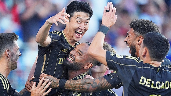 ２４日、ダラスＦＣとのアウェー試合でＭＬＳ初ゴールを決めた直後、チームメイトと共に喜ぶ孫興慜（ソン・フンミン）。［写真　ＡＰ＝聯合ニュース］