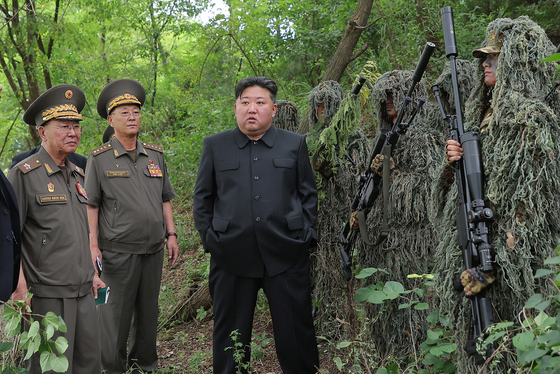 北朝鮮の金正恩国務委員長が９月３日に中国北京で開催される第２次世界大戦戦勝節８０周年記念式に出席する。２０１９年以来６年ぶりの訪中となる。写真は２７日に朝鮮人民軍特殊作戦訓練基地を訪問し、狙撃手区分隊と特殊作戦区分隊の訓練を参観する金委員長。　［労働新聞＝ニュース１］