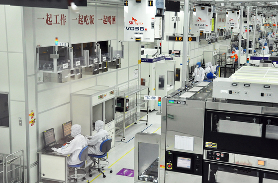 SKハイニックス中国無錫工場の生産ライン。［写真 SKハイニックス］
