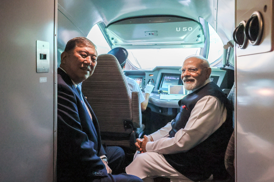 石破茂首相とインドのモディ首相が30日、宮城県仙台に向かう新幹線で対話をしている。 [EPA=聯合ニュース]