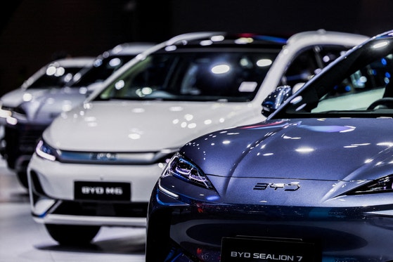 中国1位の電気自動車メーカーBYDの車が3月のバンコク国際モーターショーで展示されている。BYDは韓国国内で「アット3」「シール」などを発売した。 [ロイター=聯合ニュース]