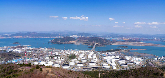 石油化学企業が密集している全羅南道麗水市の麗水国家産業団地全景。［写真　全羅南道］