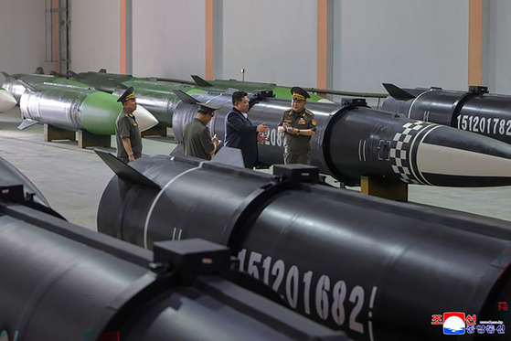 北朝鮮の金正恩国務委員長が先月31日、新しく操業した重要軍需企業所のミサイル総合生産工程を視察しながら、総合的な国家ミサイル生産能力造成実態と見通しについて把握したと、朝鮮中央通信が1日報じた。 ［朝鮮中央通信＝聯合ニュース］